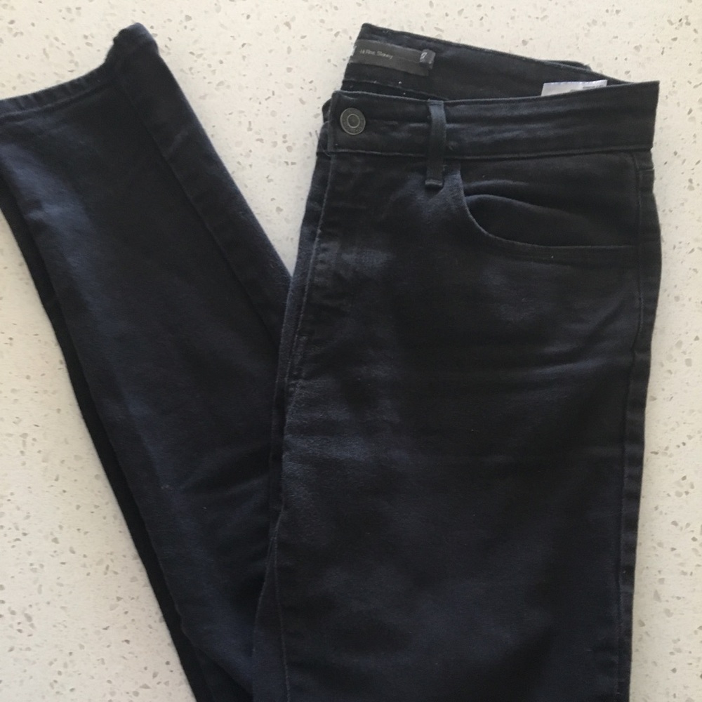 Black high rise Levi skinny jeans